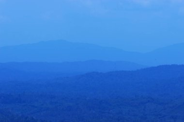 Tepeler mavi sisli. Mavi dağlar