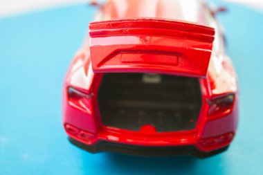 Bagajı açık kırmızı oyuncak araba.