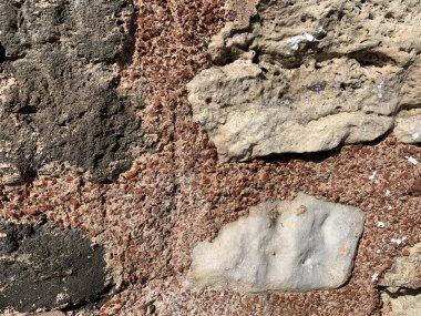 Doğal taşları olan bir duvar parçası.