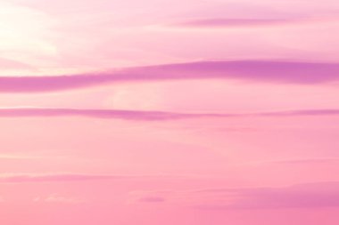 Pembemsi bir renkle Güzel Canlı Günbatımı Gökyüzü