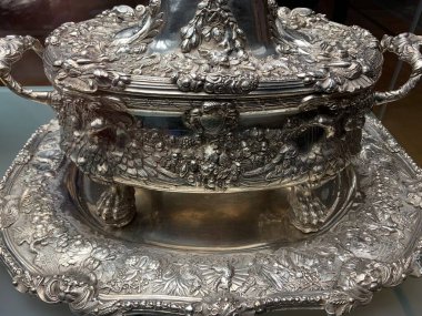 Masada altın ve gümüşten yapılmış pahalı tabaklar.