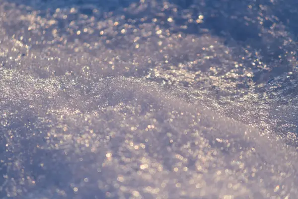 Güneş ışığında eriyen kar. Kapat.