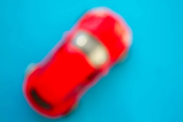 红色玩具车与复制空间 模糊的图像 — 图库照片