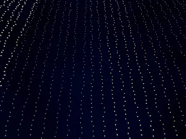 Goldene Weihnachtsbeleuchtung Vor Dunklem Himmel — Stockfoto