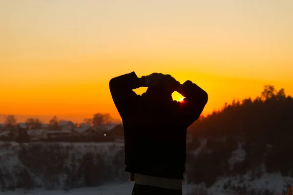 Viajante Assistindo Pôr Sol Inverno — Fotografia de Stock