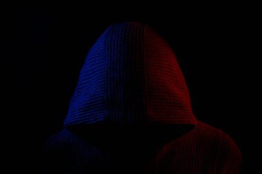 Siyah arka planda kapüşonlu görünmez adam portresi