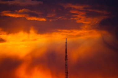 Gökyüzünde güzel bulutlar. Gün batımı ya da gün doğumu