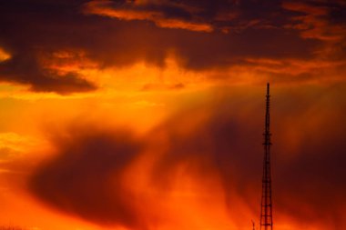 Gökyüzünde güzel bulutlar. Gün batımı ya da gün doğumu