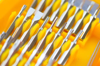 Sarı arkaplanda tornavida setini kapat