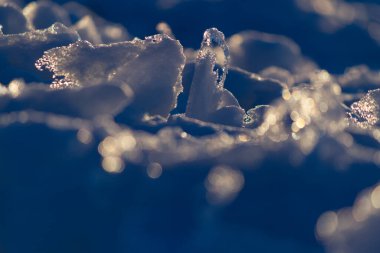 Güneş ışığında eriyen kar. Kapat.