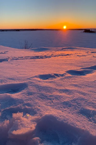 Západ Slunce Nad Polem Pokrytý Sněhem — Stock fotografie