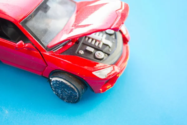Красная Игрушечная Машина Открытым Капюшоном Концепция Обслуживания Автомобилей — стоковое фото