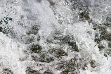 Bir şelaleye bak. Köpüğü kapat.