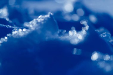 Güneş ışığında eriyen kar. Kapat.