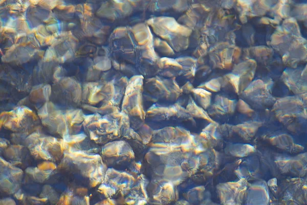 Niebieskie Tło Wody Kamieniami Pod Wodą Niewyraźne — Zdjęcie stockowe