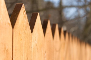 Kışın ahşap çitleri kapatın