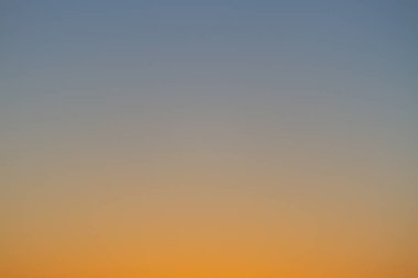 Gökyüzü gradyanı maviden turuncu gündoğumuna.