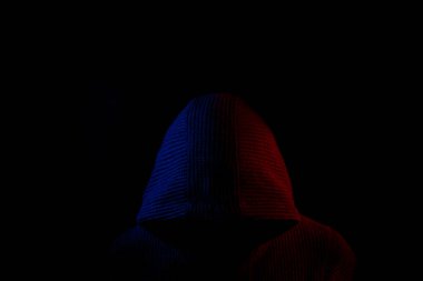 Siyah arka planda kapüşonlu görünmez adam portresi