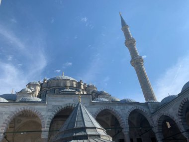 Mavi gökyüzüne karşı bir caminin silueti