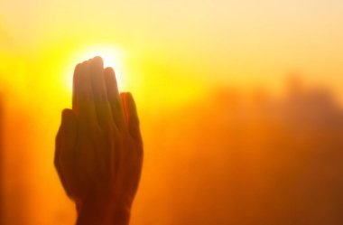 Sıcak sarı altın rengi bulanık görüntü. Güneş