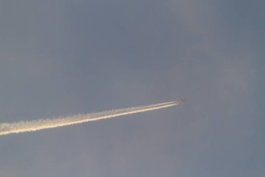 Mavi gökyüzünde bir uçak izi