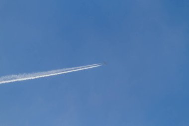 Mavi gökyüzünde bir uçak izi