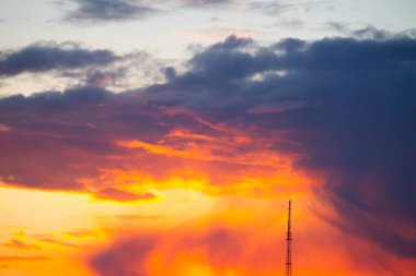 Gökyüzünde güzel bulutlar. Gün batımı ya da gün doğumu