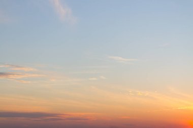 Gökyüzünde gün doğumu. Güzel bulutlar