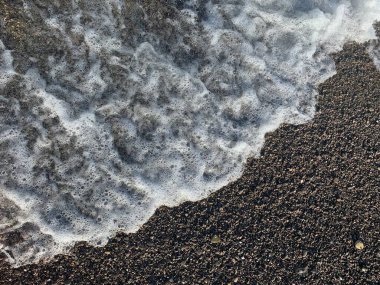 Dalgaları kapatın. Taş plajı. Yukarıdan görüntüle