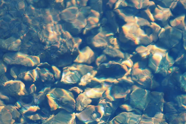 蓝色水底 石头在水下 模糊的 — 图库照片