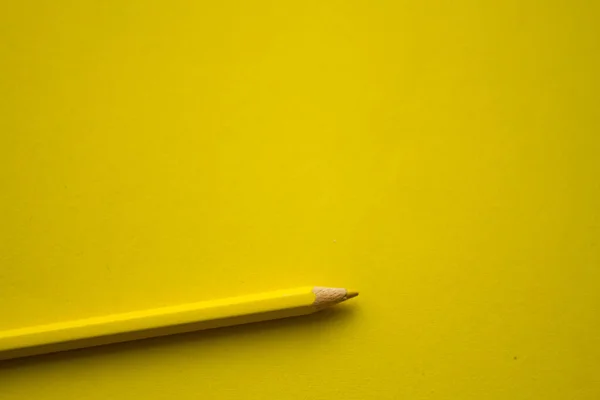 Gelber Bleistift Auf Gelbem Hintergrund Mit Kopierraum — Stockfoto
