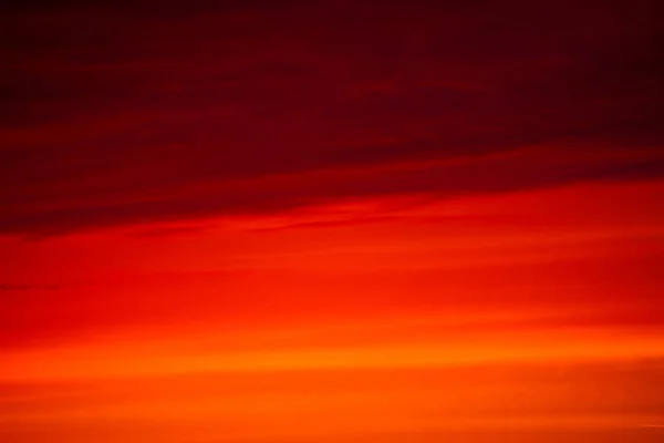 Roter Himmel Bei Sonnenuntergang Wolkendecke lizenzfreie Stockbilder