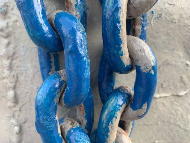 Eski paslı mavi çapa zinciri