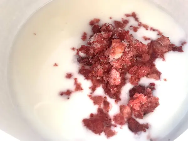 Pezzi Bacche Rosse Nello Yogurt — Foto Stock