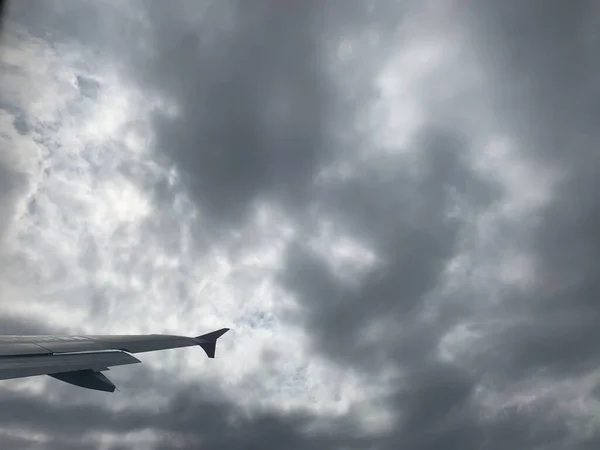 Uitzicht Vliegtuigvleugels Stormachtige Wolken — Stockfoto