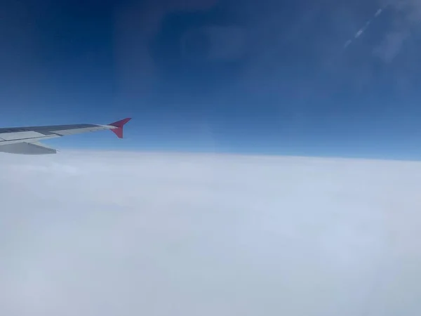 Vista Del Cielo Azul Desde Ventana Del Avión — Foto de Stock