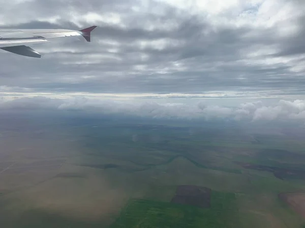 Vista Asas Avião Nuvens Tempestuosas — Fotografia de Stock