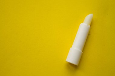 Sarı arka planda meyve tadı olan ruj.