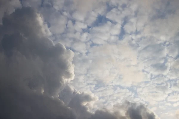 天空中美丽的云彩 戏剧化的云彩景观 — 图库照片