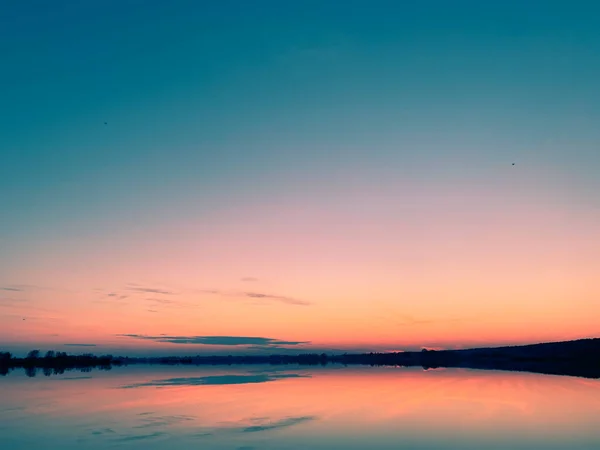 Solnedgång Över Floden Stor Blå Himmel — Stockfoto