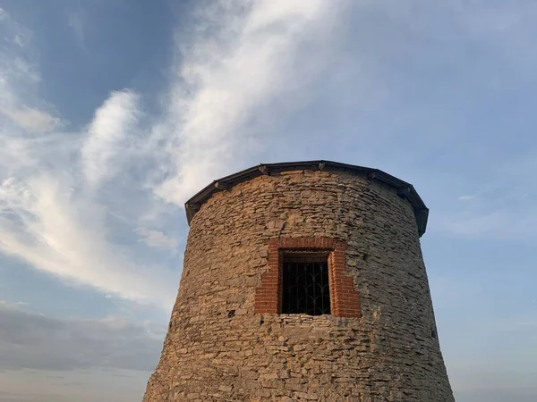 Oude Kasteel Toren Blauwe Lucht Achtergrond — Stockfoto