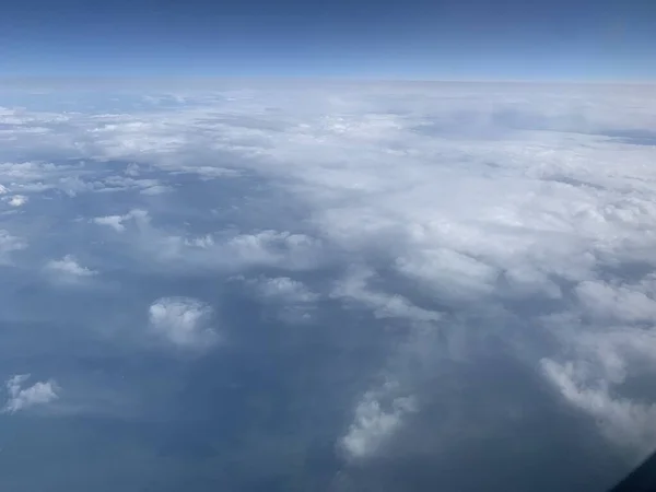 Vista Del Cielo Azul Desde Ventana Del Avión — Foto de Stock