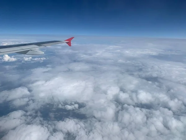 Vista Del Cielo Azul Desde Ventana Del Avión — Foto de Stock