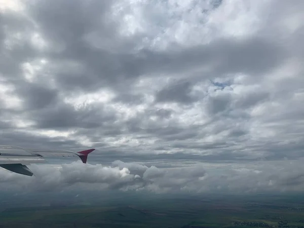 Uitzicht Vliegtuigvleugels Stormachtige Wolken — Stockfoto