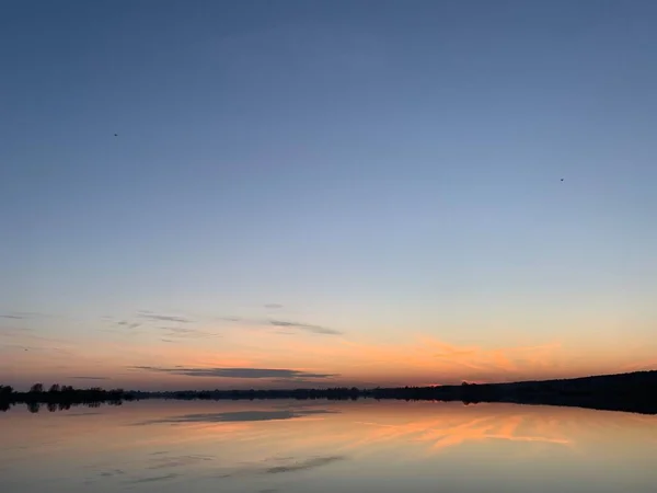 Solnedgång Över Floden Stor Blå Himmel — Stockfoto