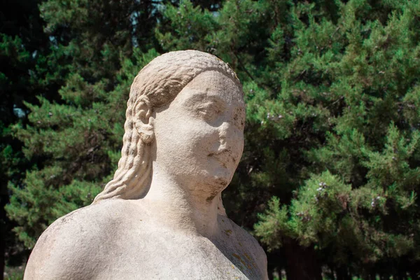 Veduta Una Statua Femminile Nell Antico Santuario Greco Sulla Costa — Foto Stock