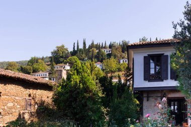 İzmir 'in ünlü, turistik Ege köyü Sirince' deki ağaçlar ve tarihi, geleneksel evler görülüyor. Güneşli bir yaz günü..