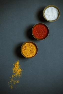 baharat kavanozları üzerinde