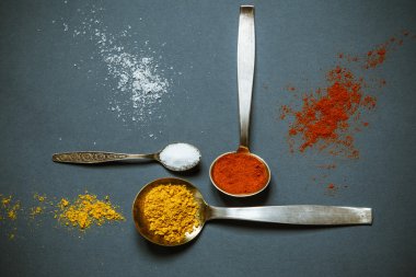 baharat kavanozları üzerinde