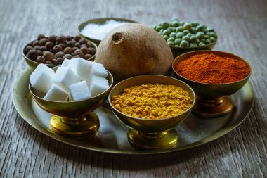 baharat kavanozları üzerinde